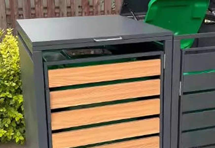 Carcasa para cubo de basura de una puerta con textura de madera impresa por transferencia